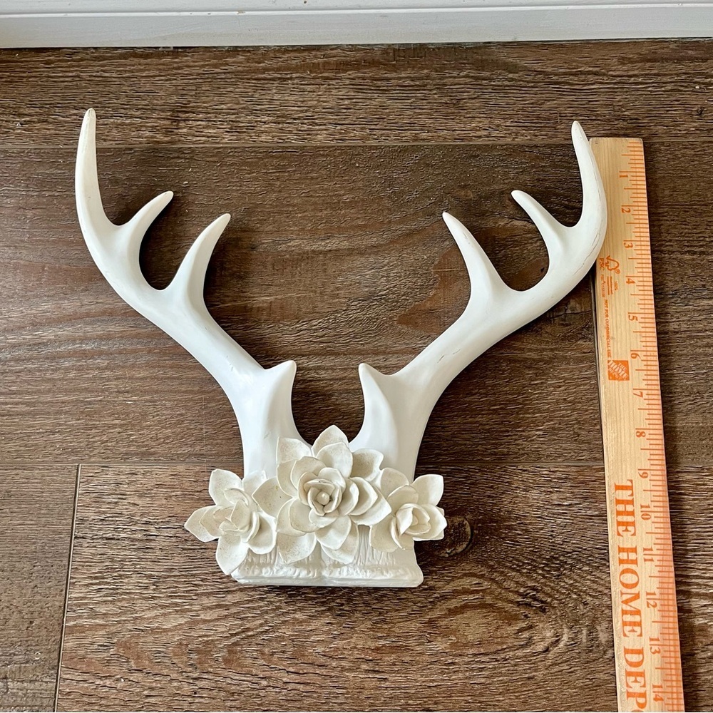 Elegant White Antler Sculpture with Floral Accent fake - Picture 10 of 11